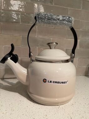 Le Creuset Meringue Enamel Demi Tea Kettle NWT